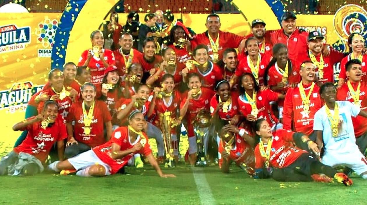 Las americanas celebrando el campeonato.