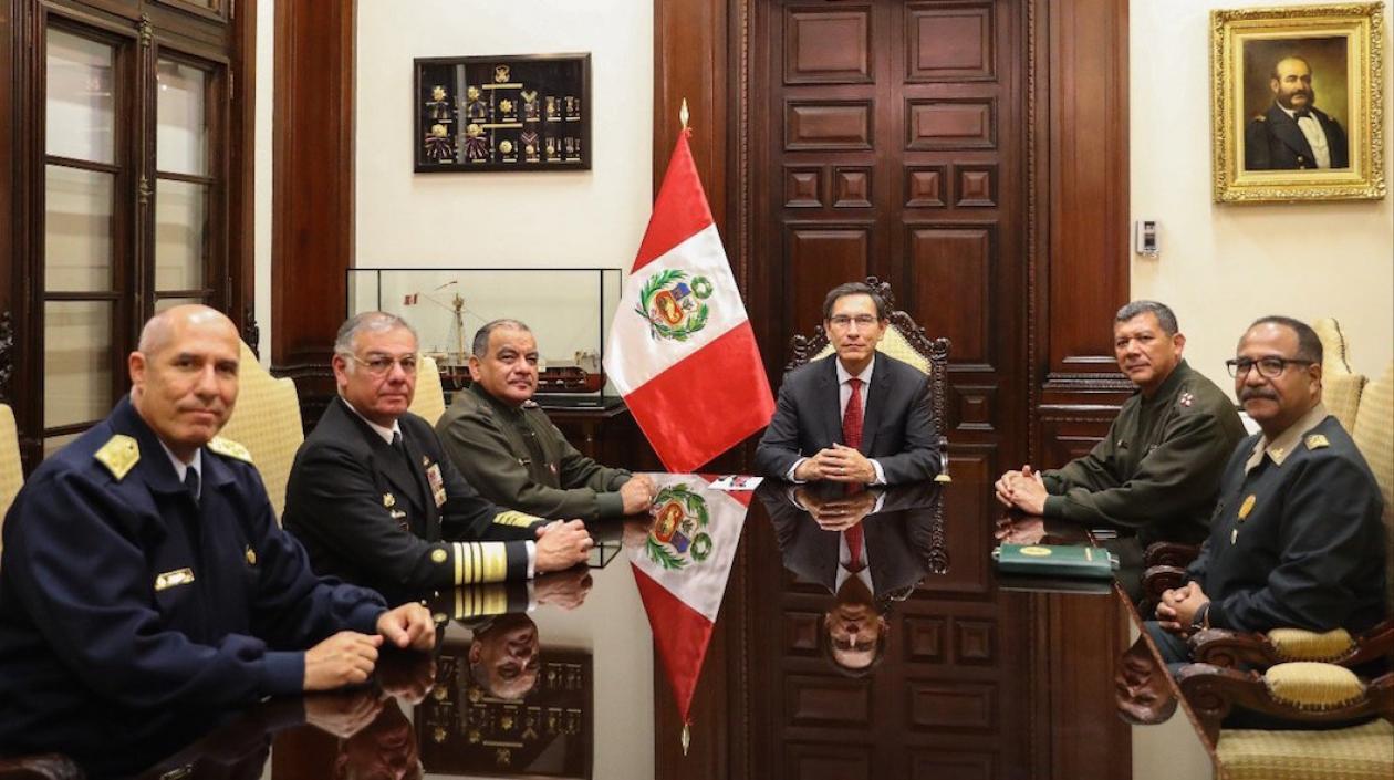 El Presidente Martín Vizcarra con los altos mandos militares.