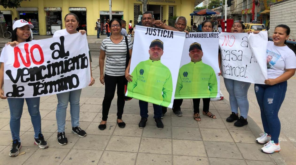 Familiares del patrullero de la Sijin.