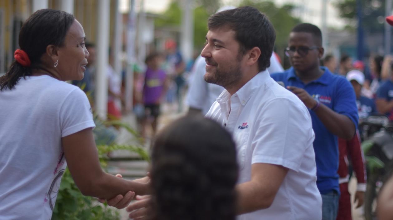 El candidato Jaime Pumarejo en el barrio Las Malvinas.
