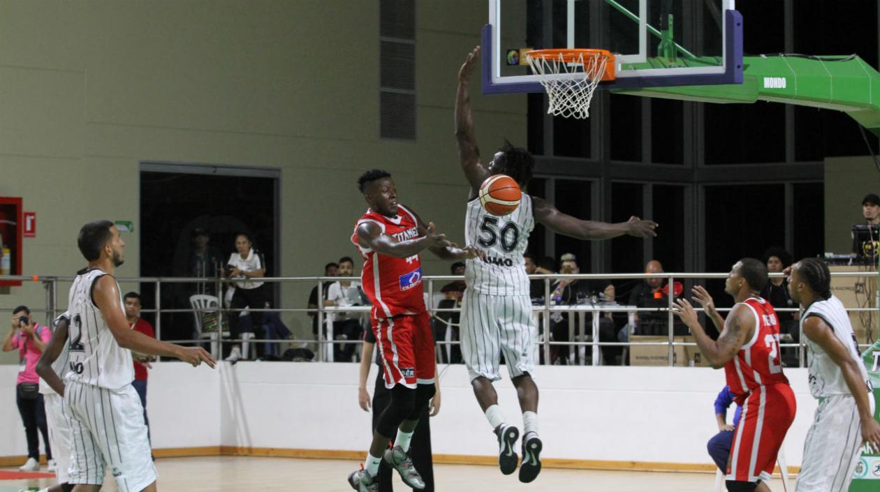 Acción del juego entre Titanes y Piratas. 