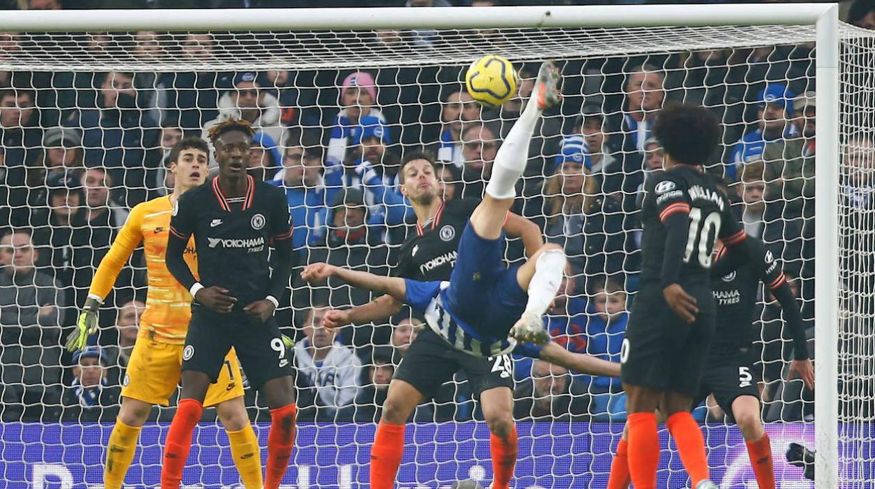 Alireza Jahanbakhsh anota de chilena. 