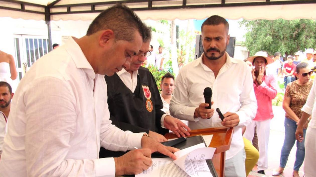 Carlos Higgins tomando posesión como Alcalde de Juan de Acosta.
