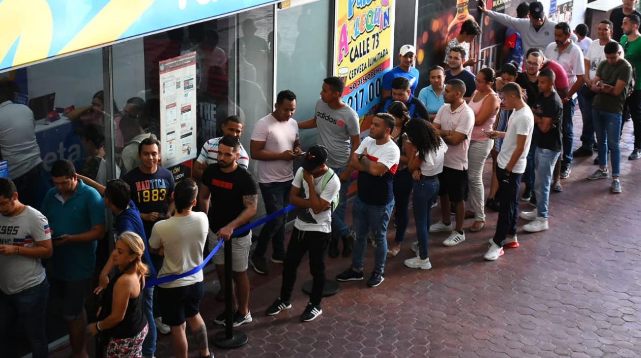 Hinchas haciendo fila para adquirir sus abonos. 