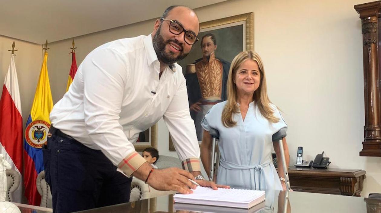 Jesús León Insignares, asumiendo ante la Gobernadora, Elsa Noguera.