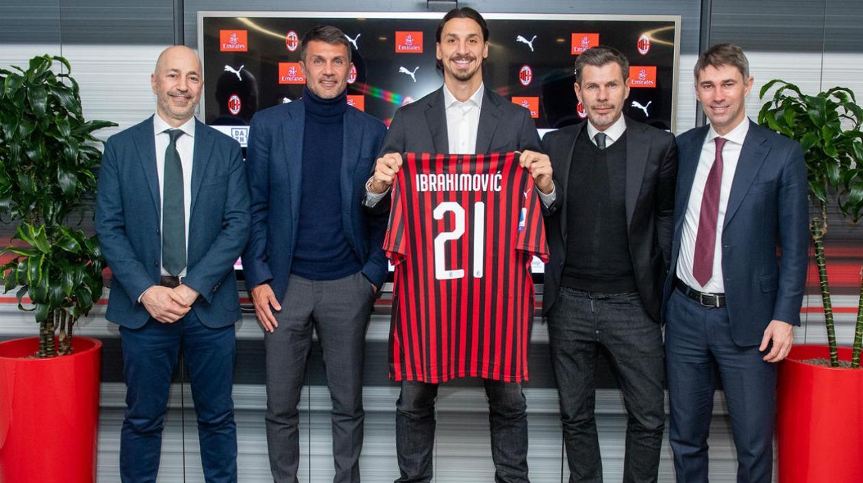 Zlatan Ibrahimovic tras firmar su contrato. 