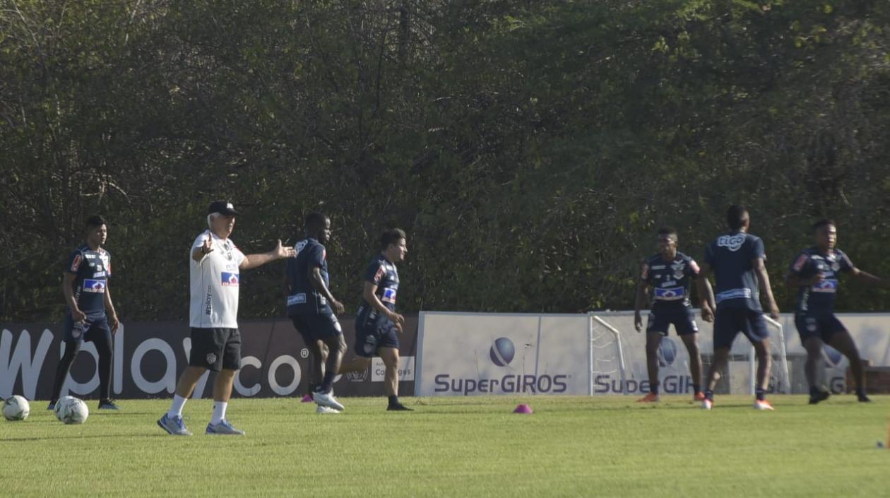 El técnico de Junior, Julio Comesaña.