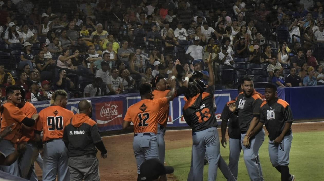 Gigantes celebran la anotación de una carrera.