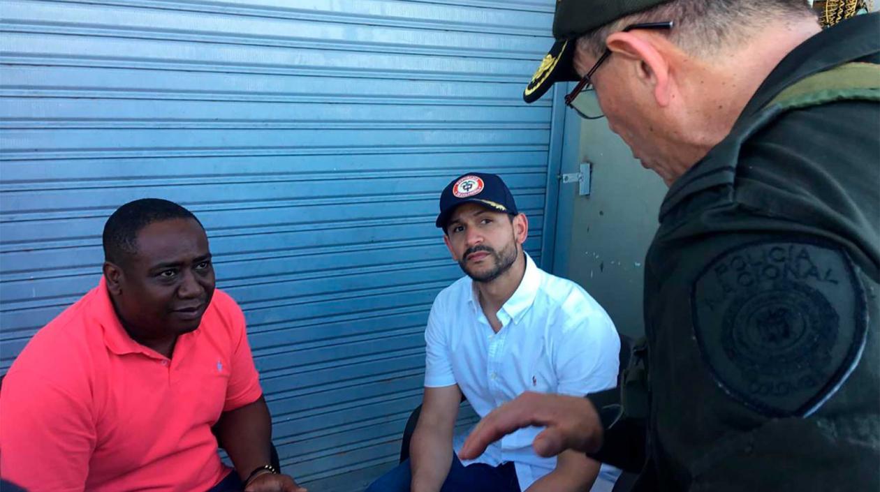 El líder Leyner Palacios y el Mininterior encargado, Daniel Palacios.