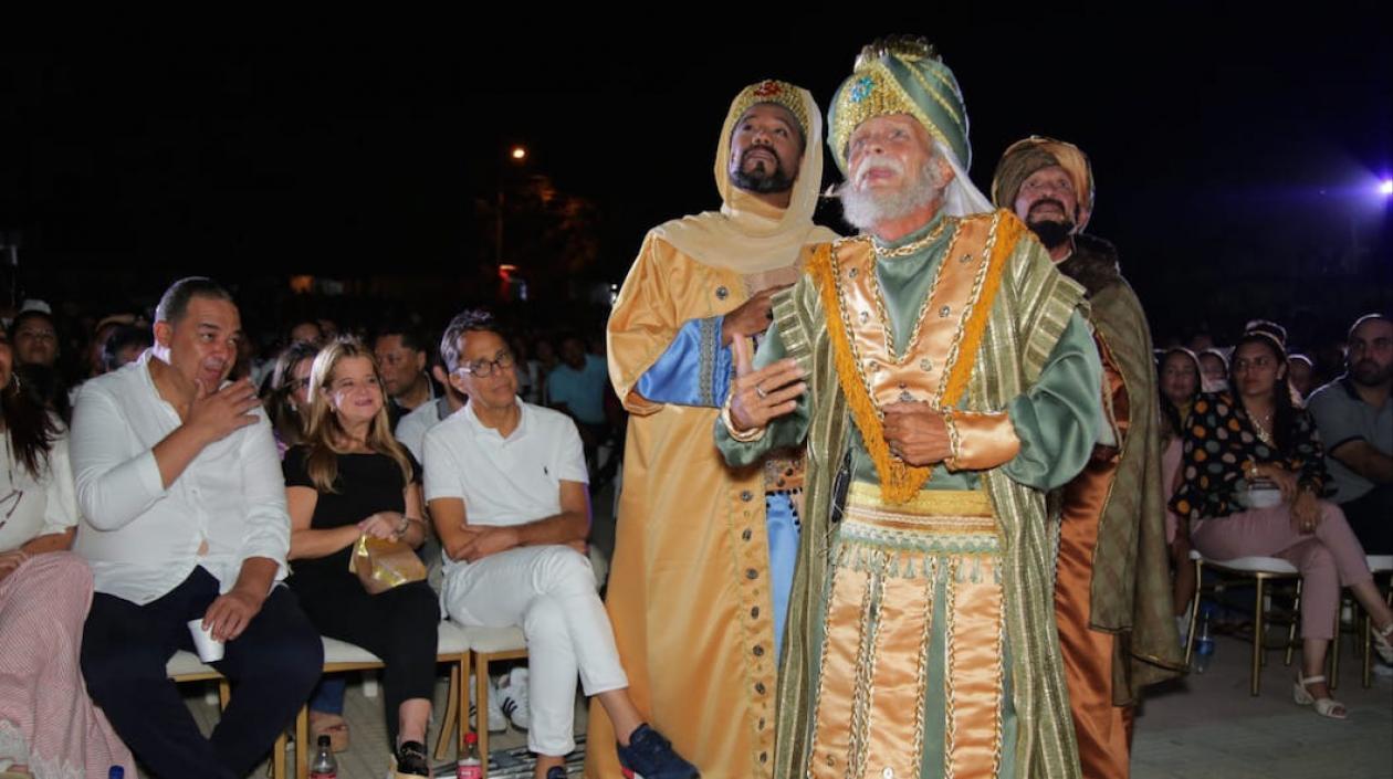 La Gobernadora Elsa Noguera y el Alcalde Roberto Celedón, observando la escena de los Reyes Magos.