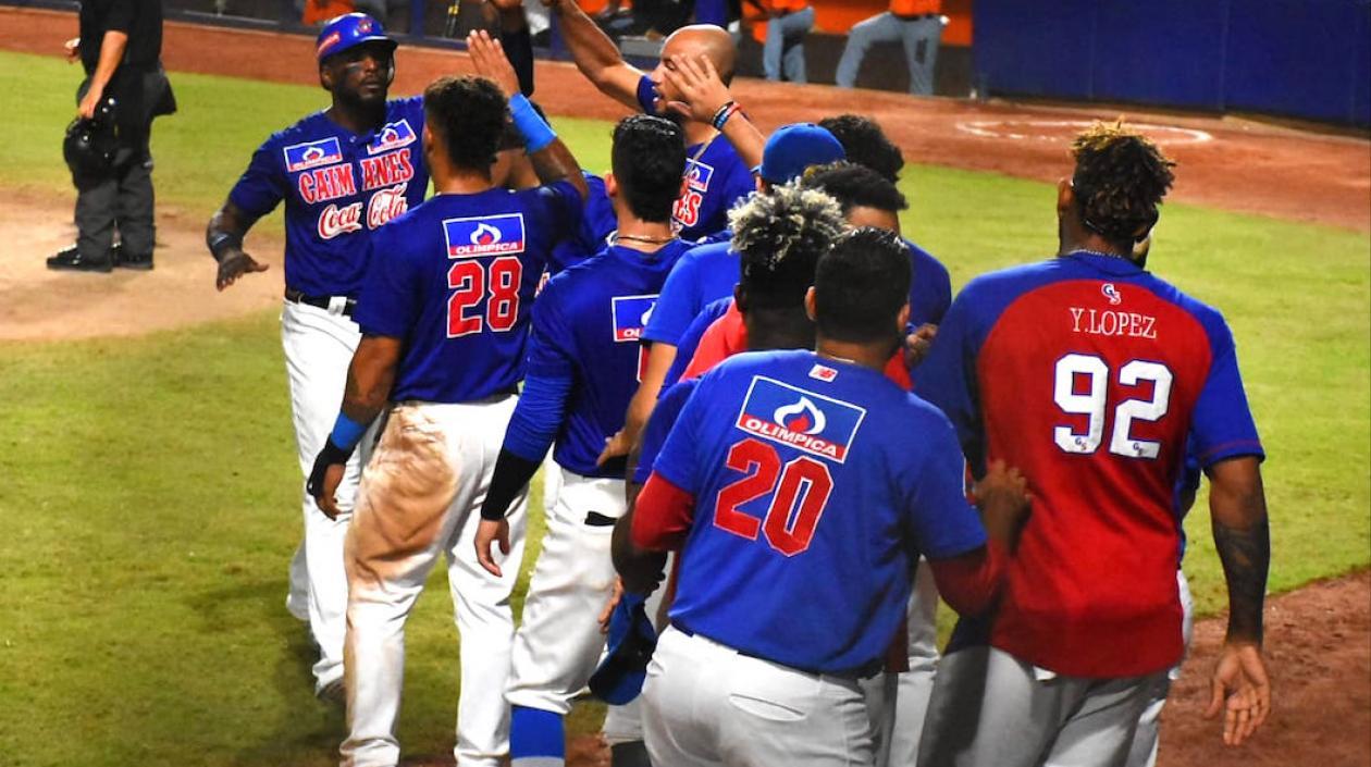 Peloteros de Caimanes celebrando.