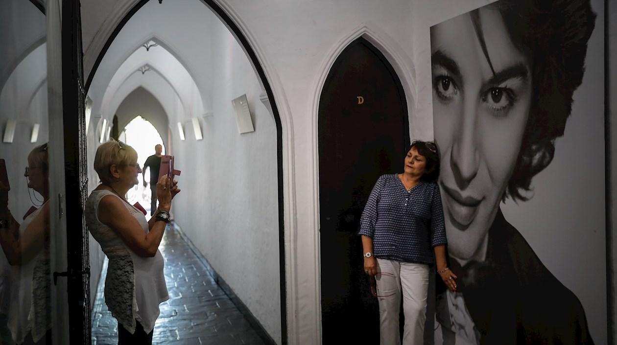 Fanáticas de Sandro tomándose fotos en el Museo del artista en Argentina.