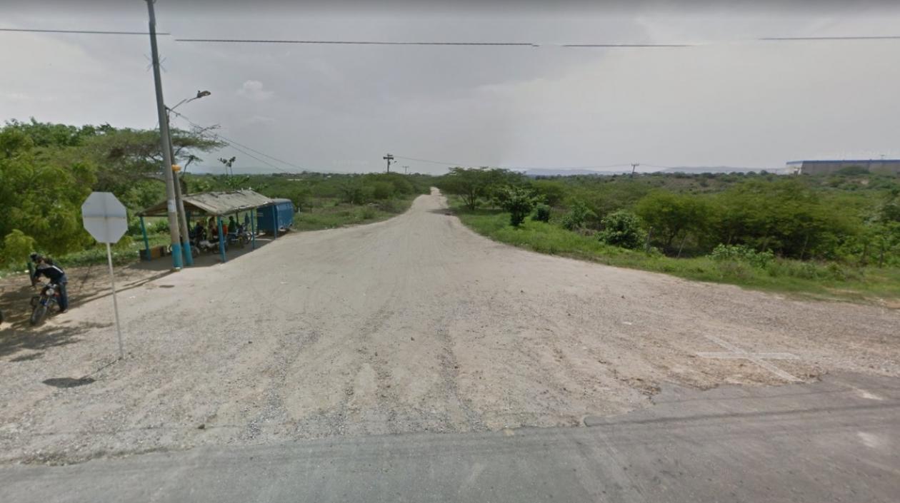 Trocha que conduce a la urbanización.