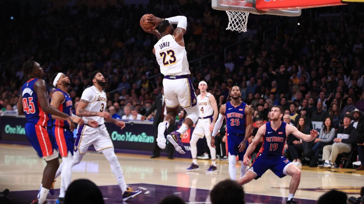 LeBron James logra una cesta. 