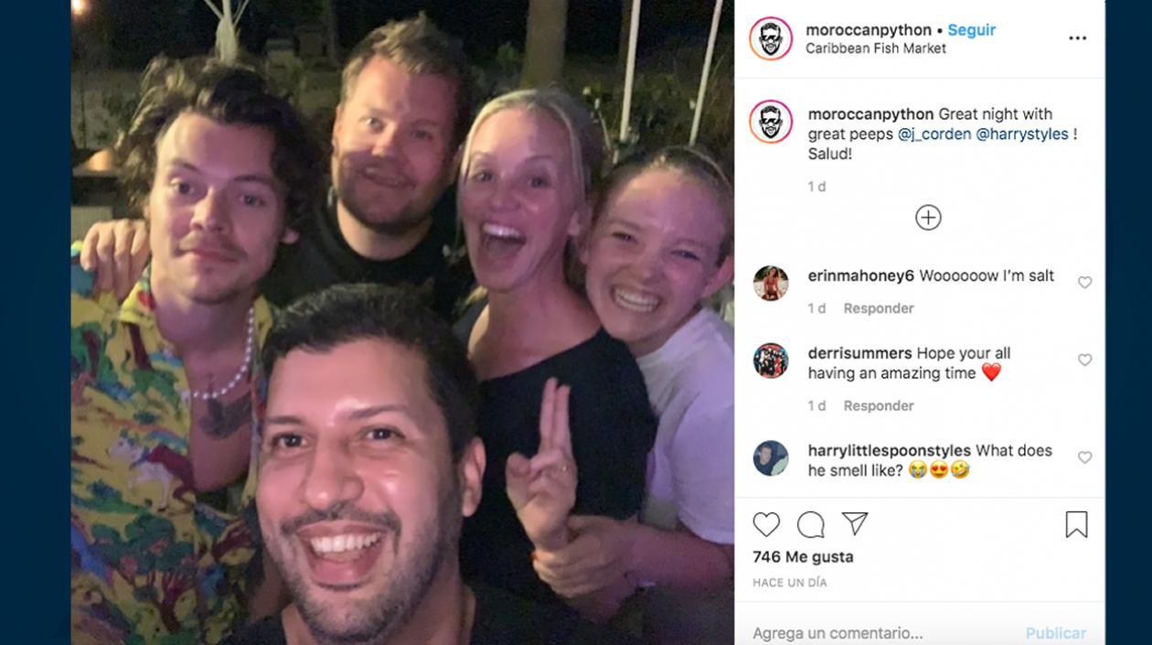 El mesero junto a Harry Styles, James Corden y dos amigas.