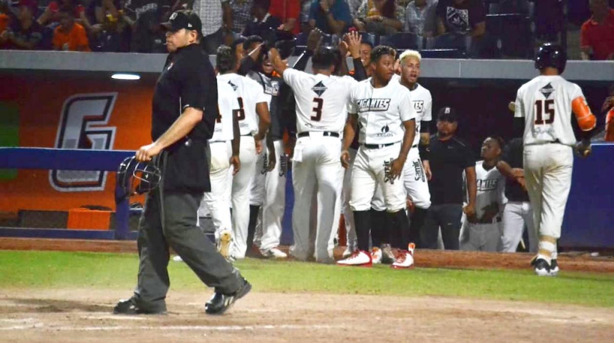 Gigantes celebran la última anotación.