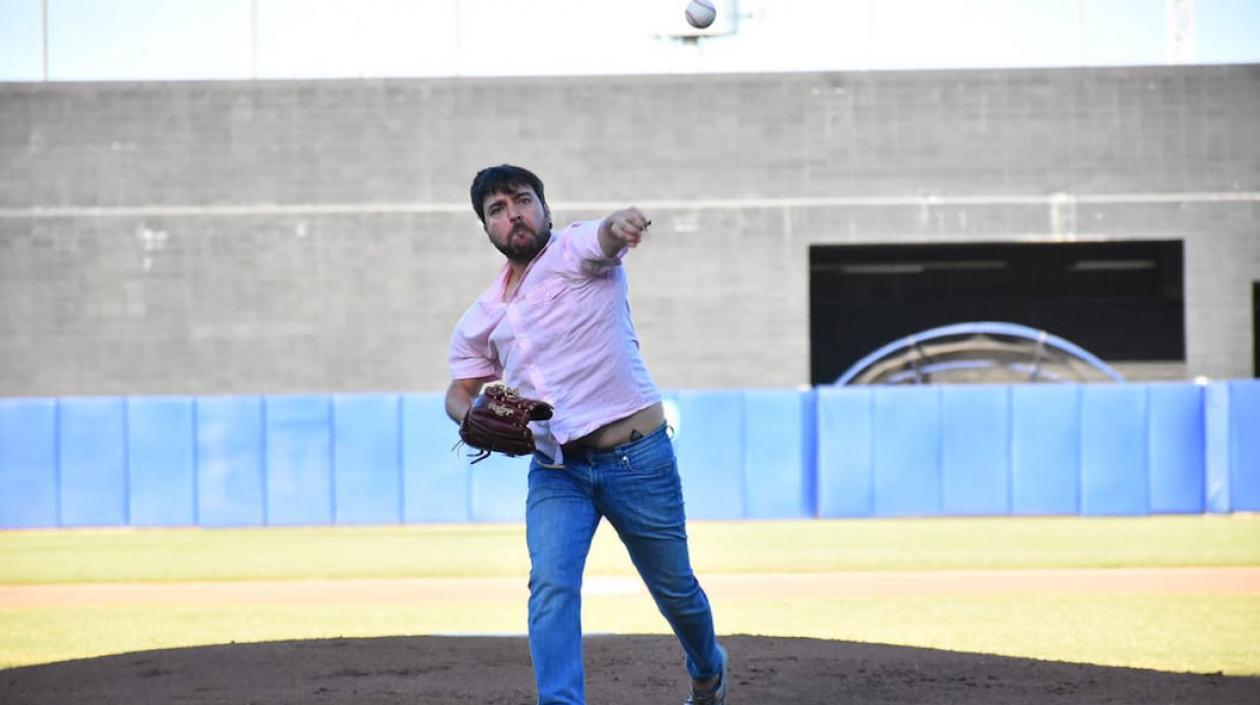 El Alcalde Jaime Pumarejo lanzando la primera bola hoy en el Édgar Rentería.