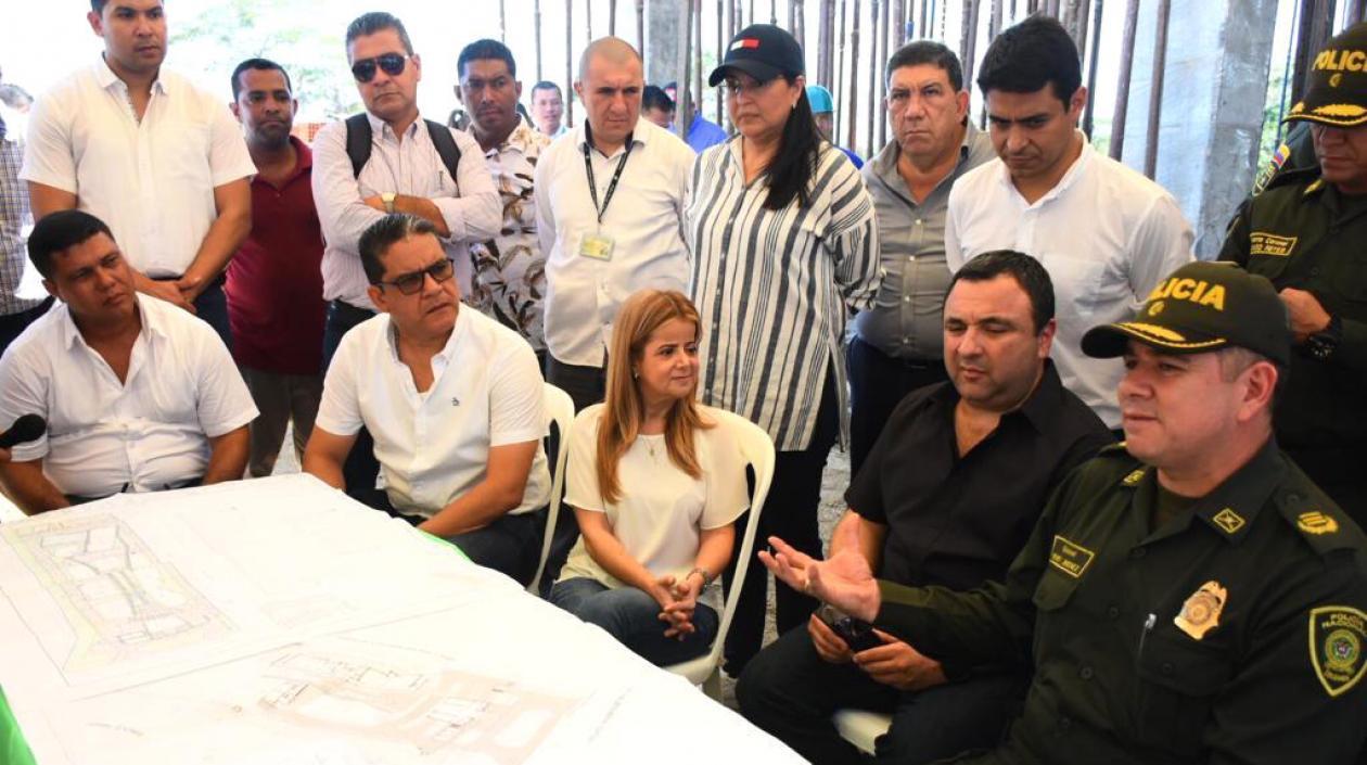 La Gobernadora Elsa Noguera durante la visita a las obras del Comando de la Policía en Sabanalarga.