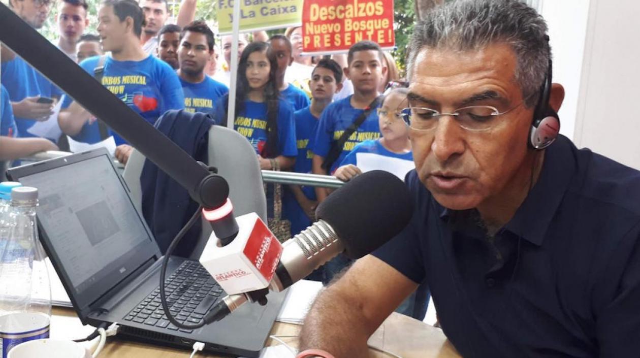 El periodista Jorge Cura Amar, en plena emisión del noticiero.