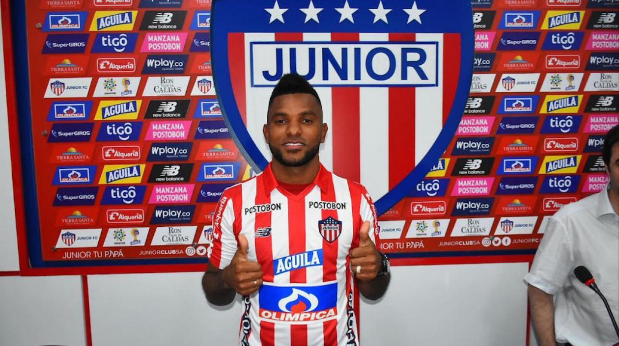 Miguel Ángel Borja luciendo la camiseta 'tiburona'.