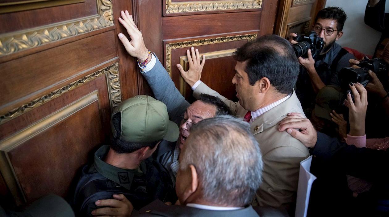 Momento del ingreso al Parlamento venezolano.