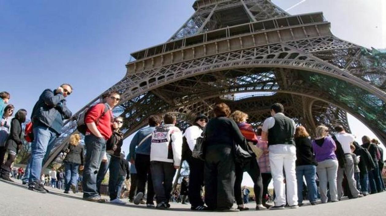 Imagen de visitantes de la Torre Eiffel.