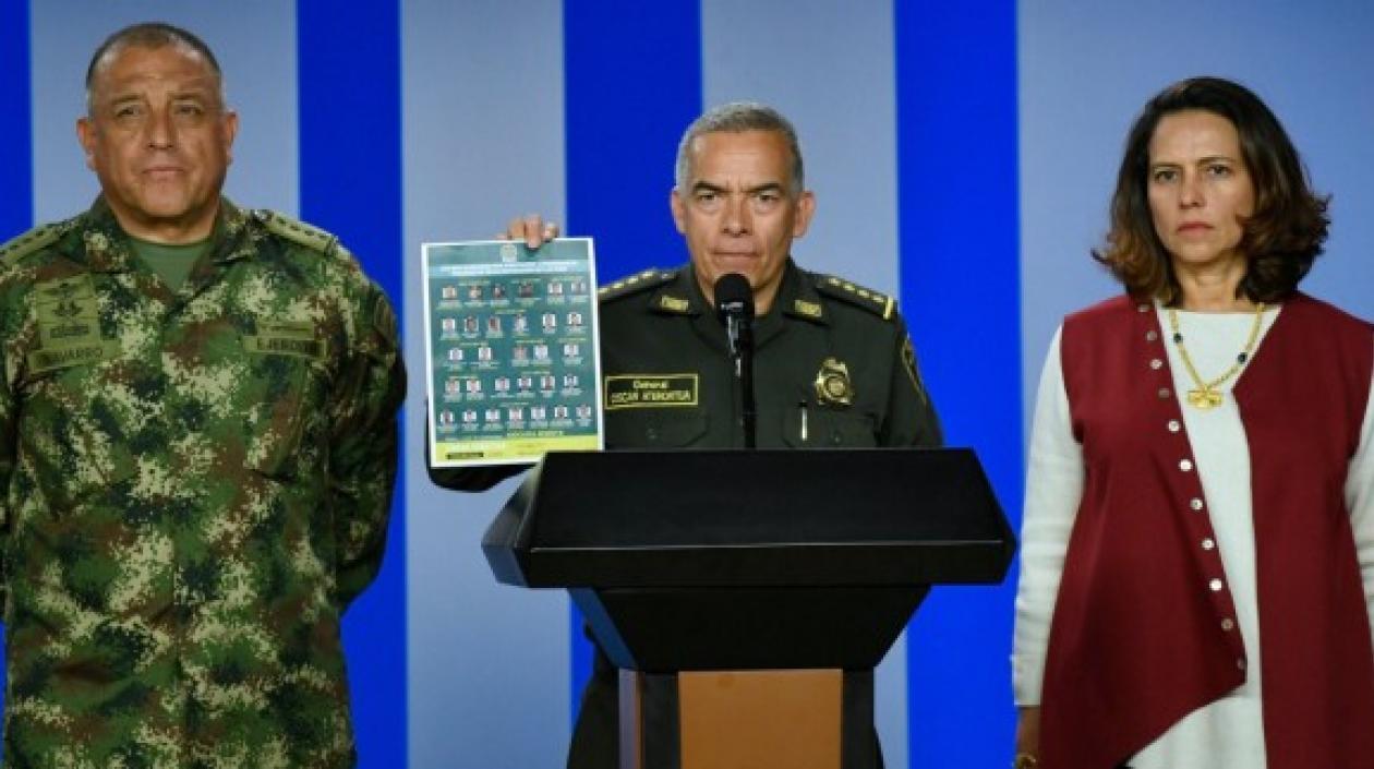 El Director de la Policía y la Ministra del Interior muestran el cartel de los más buscados.