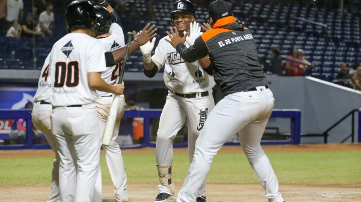 Andy Vásquez celebra tras anotar una carrera.