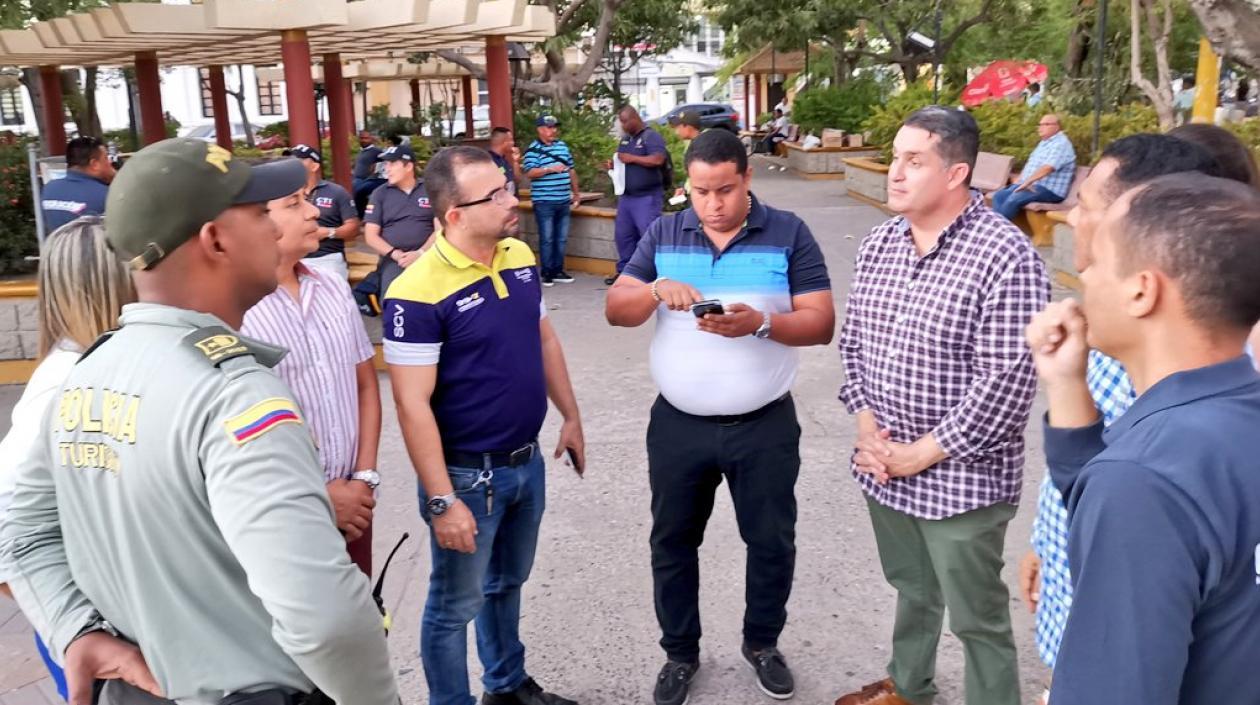 Andrés Martínez Acosta,  director (e) de Migración Colombia,  en diálogo con funcionarios.