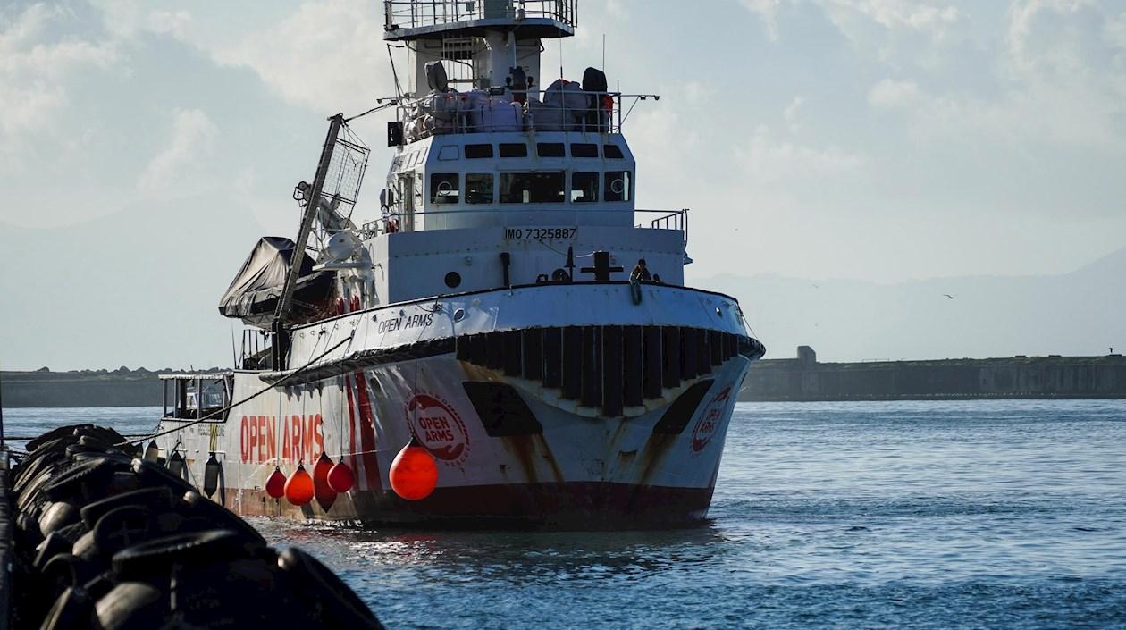 La ONG española Open Arms rescató a 44 migrantes.