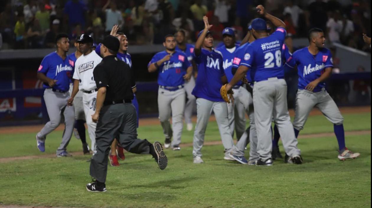 Vaqueros celebran tras que el umpire cantara el out 27 por interferencia de Erick  Salcedo.