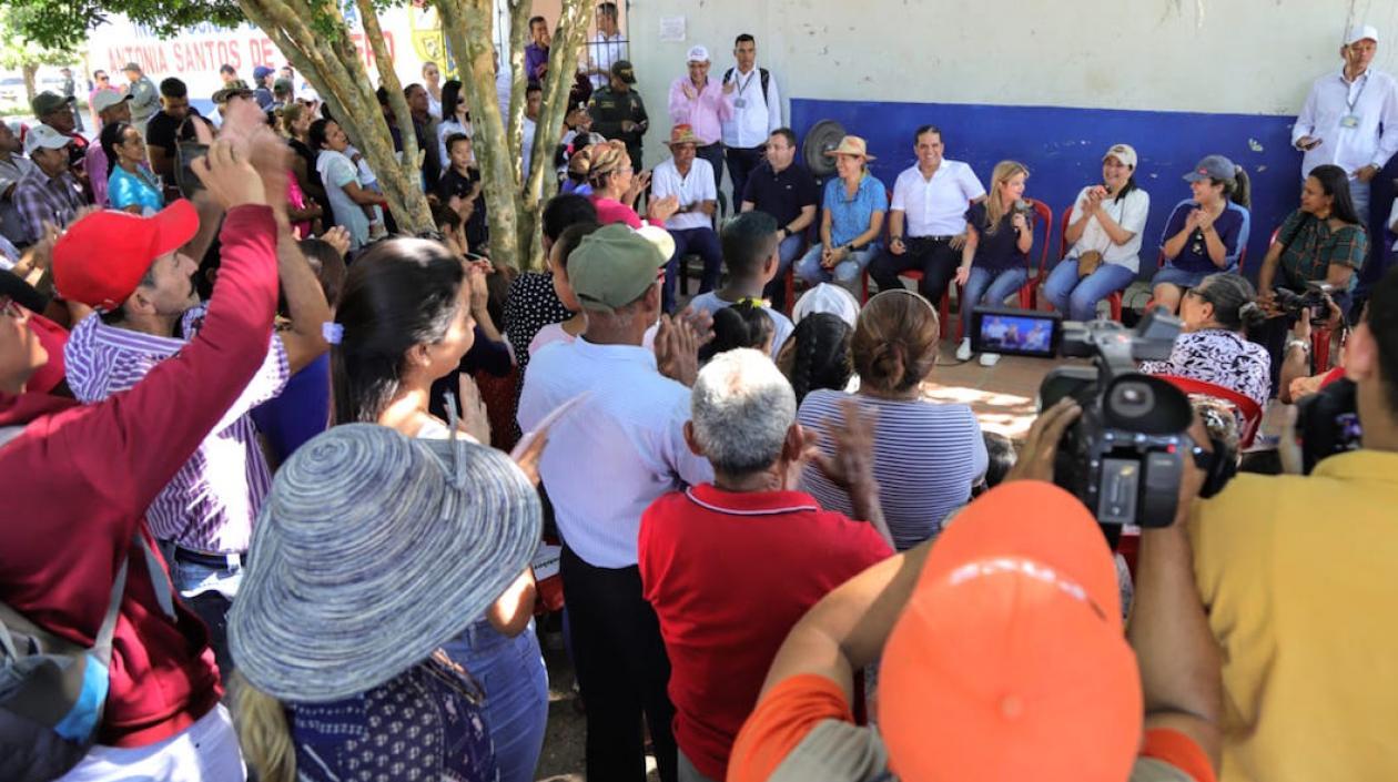 La Gobernadora Elsa Noguera, dialogando con habitantes de Molineros.