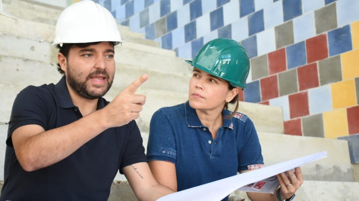 El Alcalde Jaime Pumarejo con María Teresa Fernández.