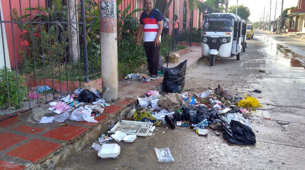 Desechos arrojados en los alrededores de la parroquia.