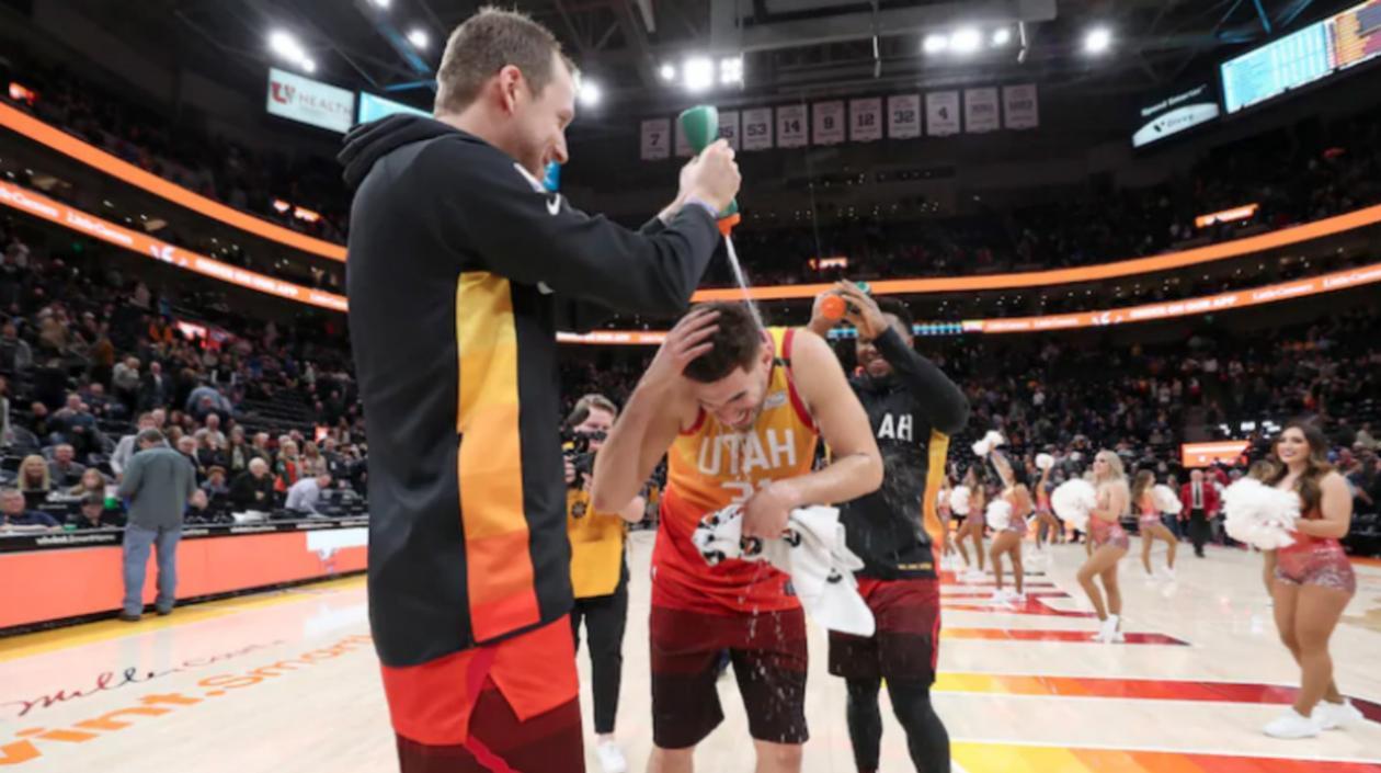 Jugadores de Jazz celebran la victoria. 