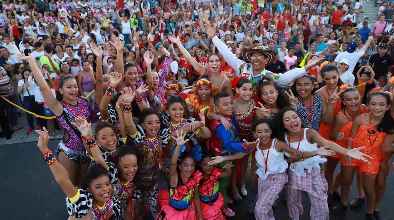 La corte real del Carnaval en compañía de los participantes.