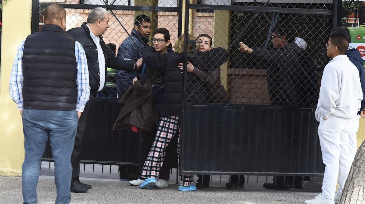 Familiares de estudiantes de la escuela donde ocurrió la tragedia en México.