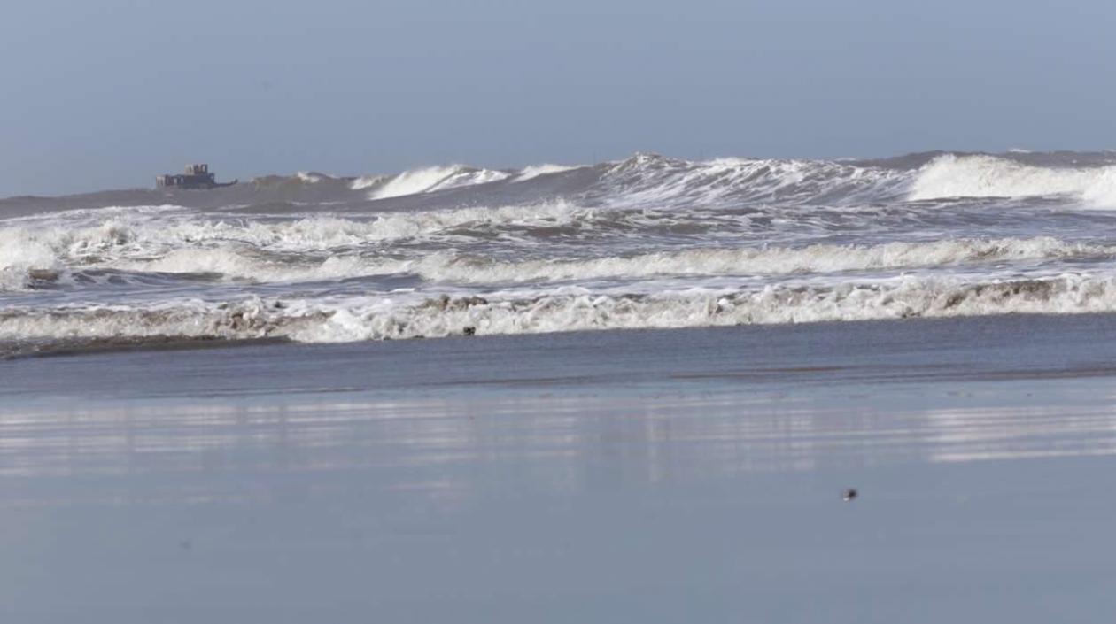 Fuertes brisas y fuerte oleaje en la zona marítima del canal de acceso.