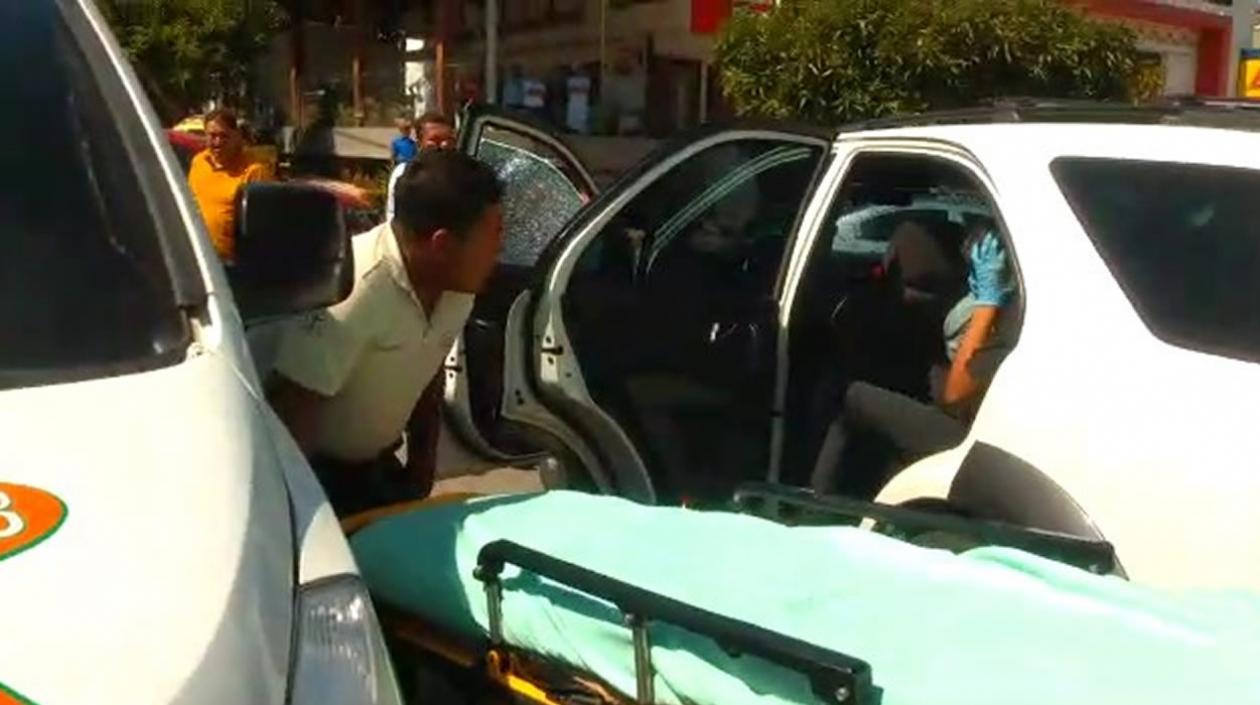 Momento en que la víctima era auxiliada por los paramédicos de una ambulancia.