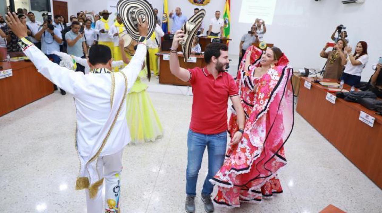 La Reina Isabella Chams bailando en el recinto del Concejo.