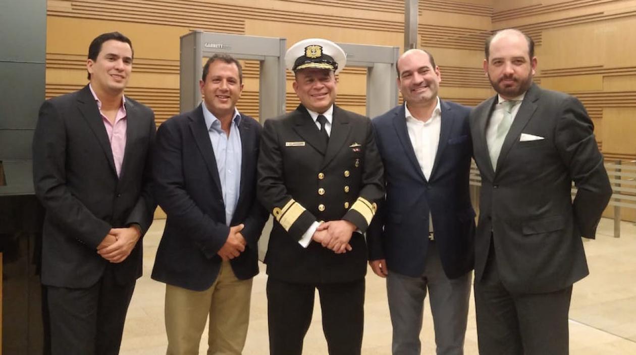 Funcionarios de Dimar, Cormagdalena, Findeter y Asoportuaria, anunciando la apertura de la convocatoria.