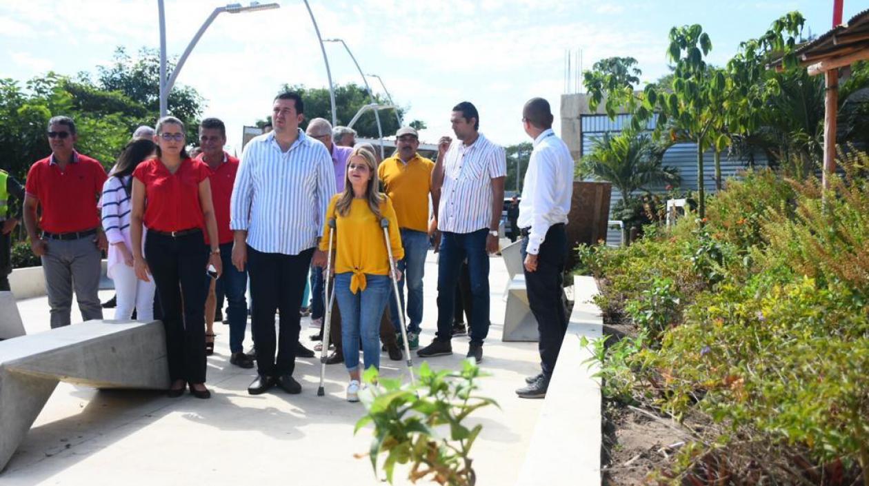 La Gobernadora Elsa Noguera y el Alcalde Gustavo De la Rosa, recorriendo el malecón.