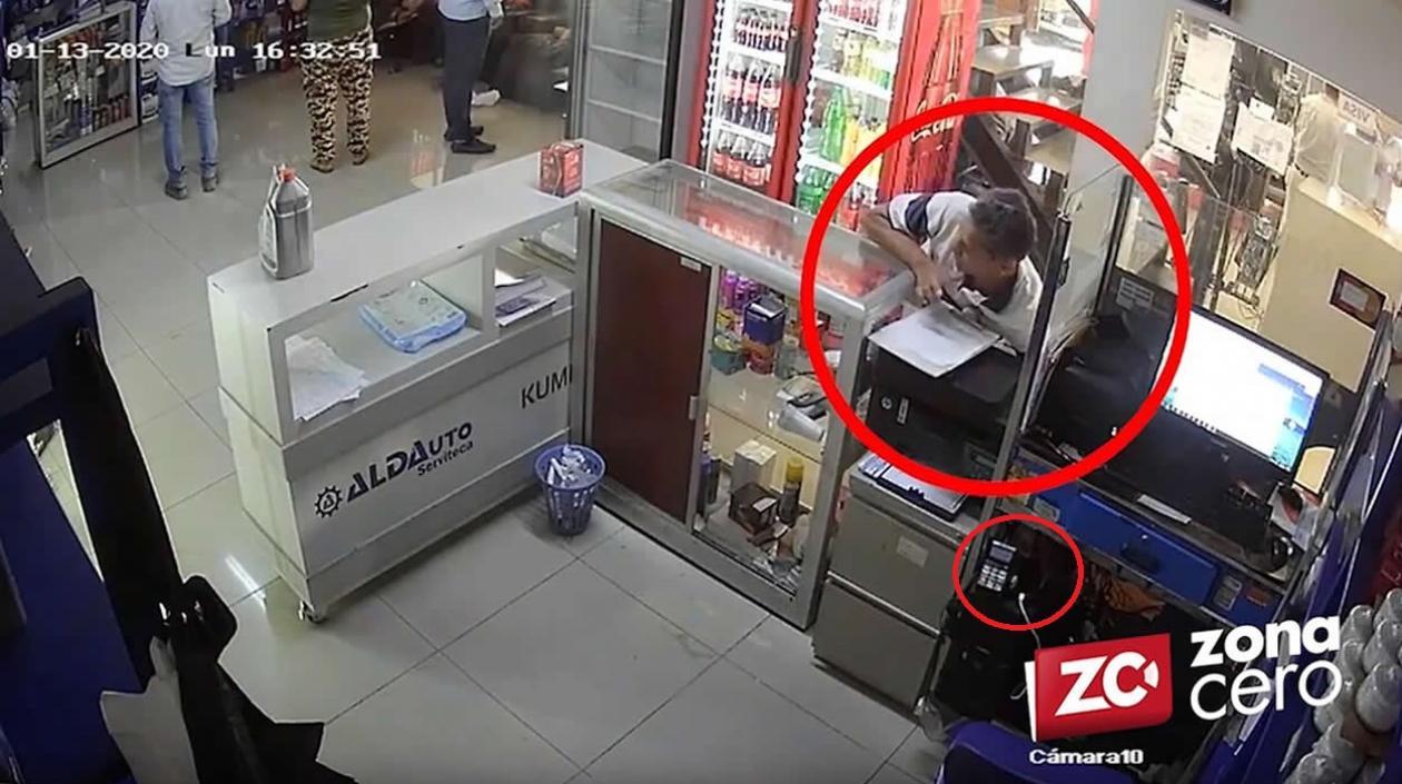 Robo de celular en negocio.