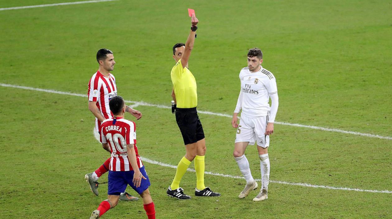 Federico Valverde al momento de ser expulsado. 