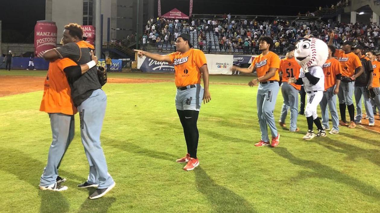 Jugadores de Gigantes de Barranquilla celebrando al final del partido.
