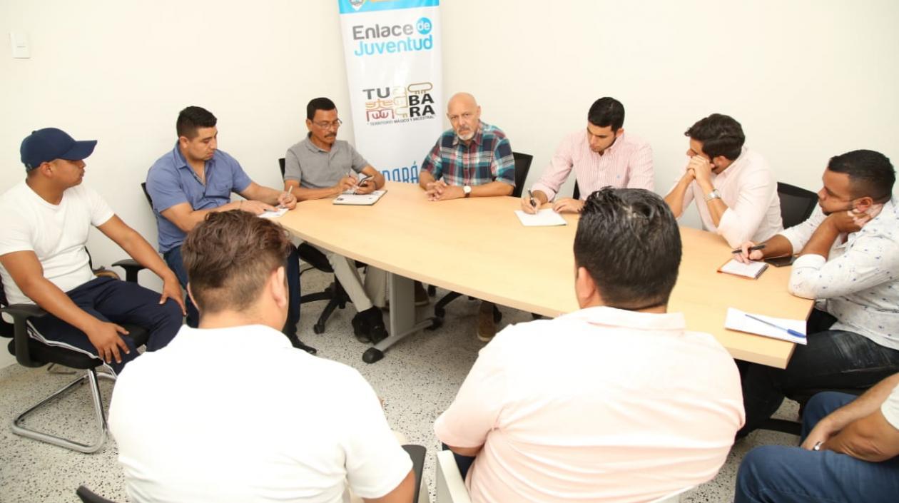 Armando Segovia se reúne con alcaldes, secretarios de deportes y asesores de diferentes municipios costeros. 