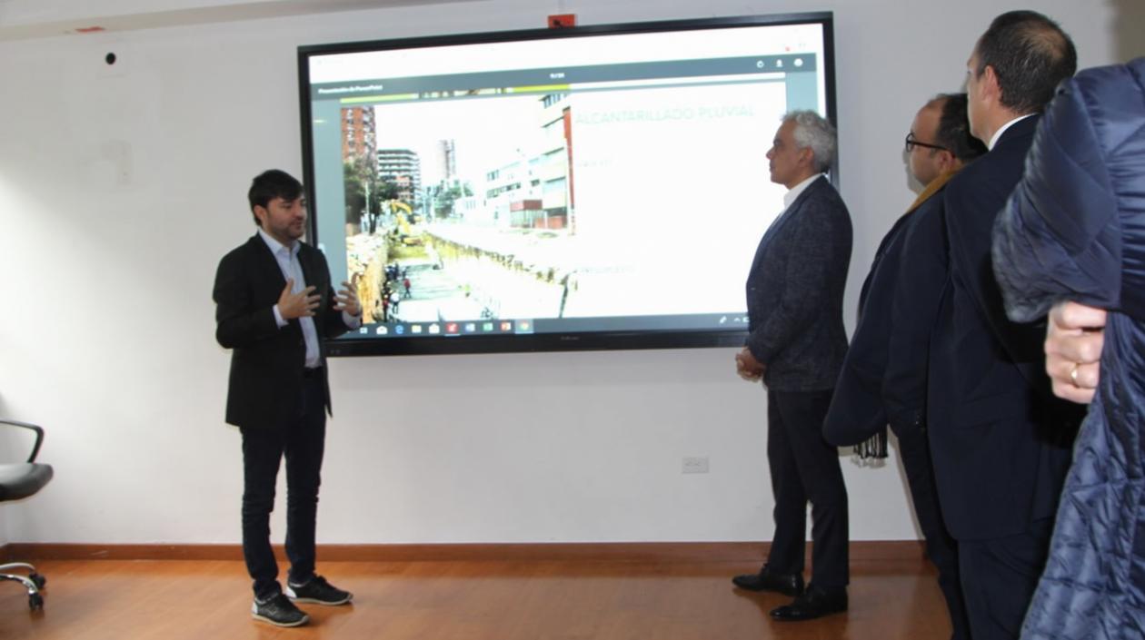 El Alcalde Jaime Pumarejo explicando los proyectos.