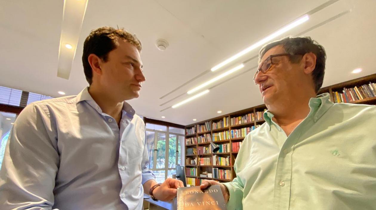  El rector de la Uninorte le entregó un ejemplar del Davinci de Isacson al Contralor, edición que la Universidad promueve entre sus estudiantes.