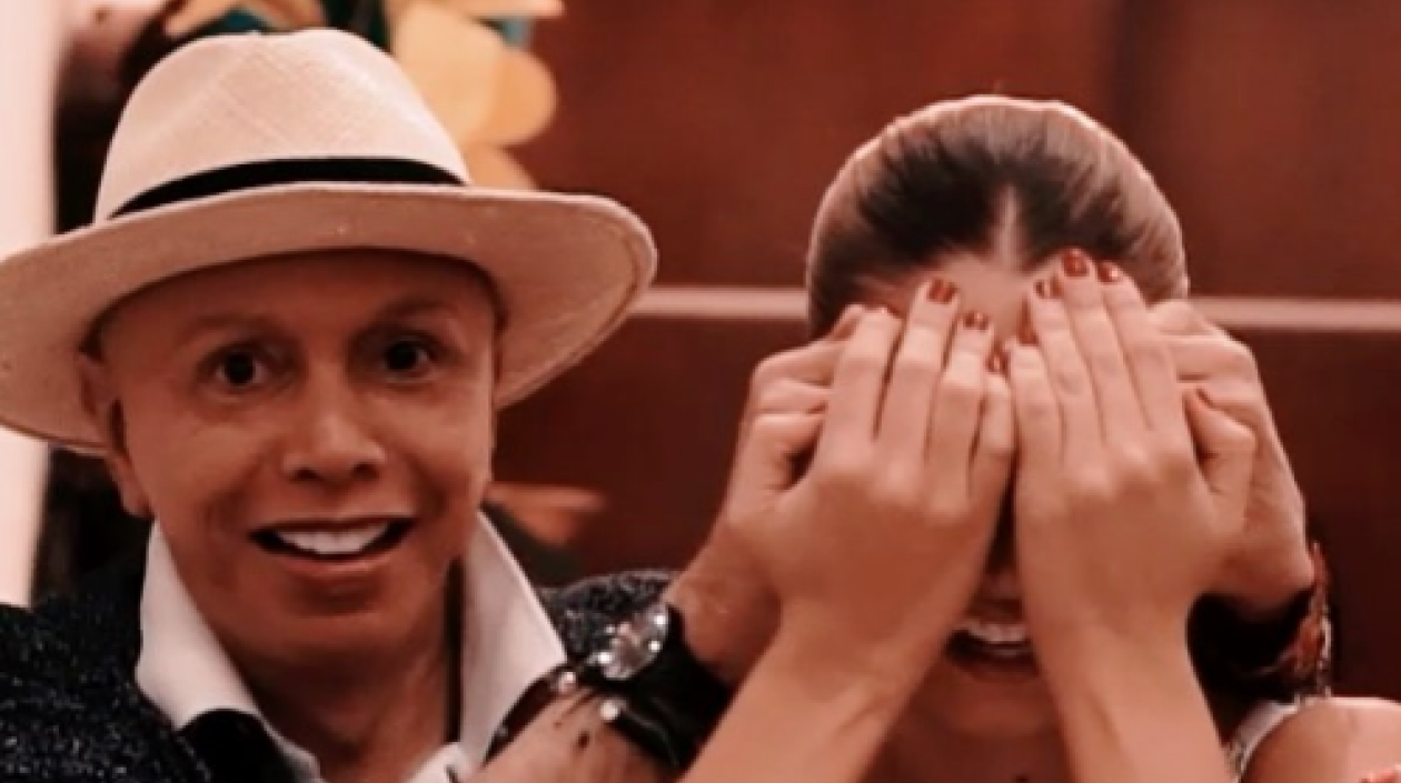 El diseñador Alfredo Barraza y la Reina del Carnaval Isabella Chams.