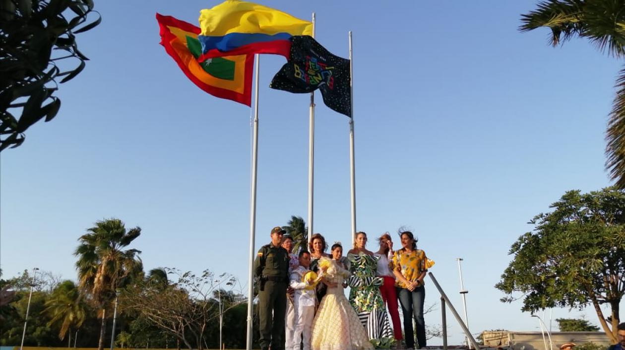 Al izar la bandera del Carnaval